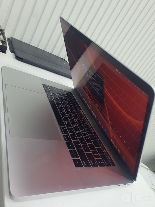 MacBook pro 15 core i7 16/256