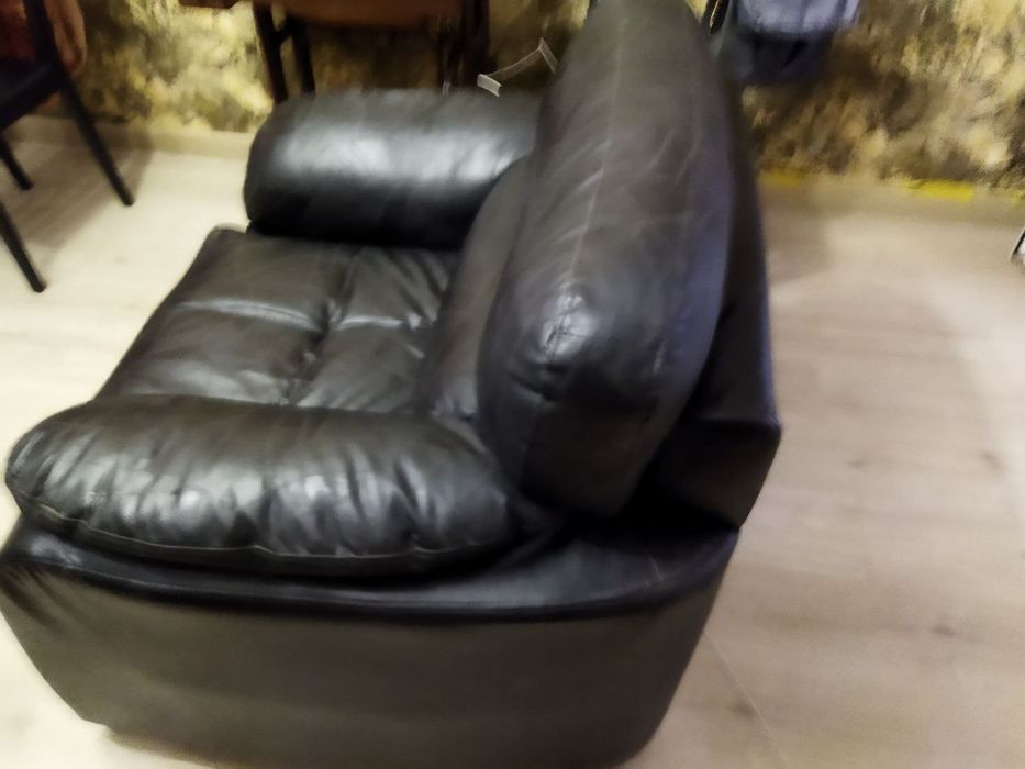 Срочно продам кожаный кресло почти новый