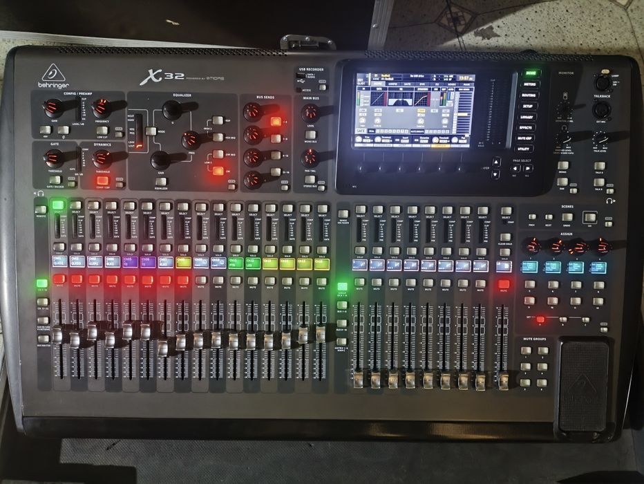 Behringer X32 40-канальный цифровой микшер с рэком в комплекте