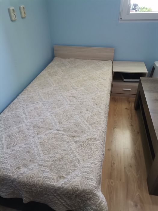 2 легла като нови и нощни шкафчета