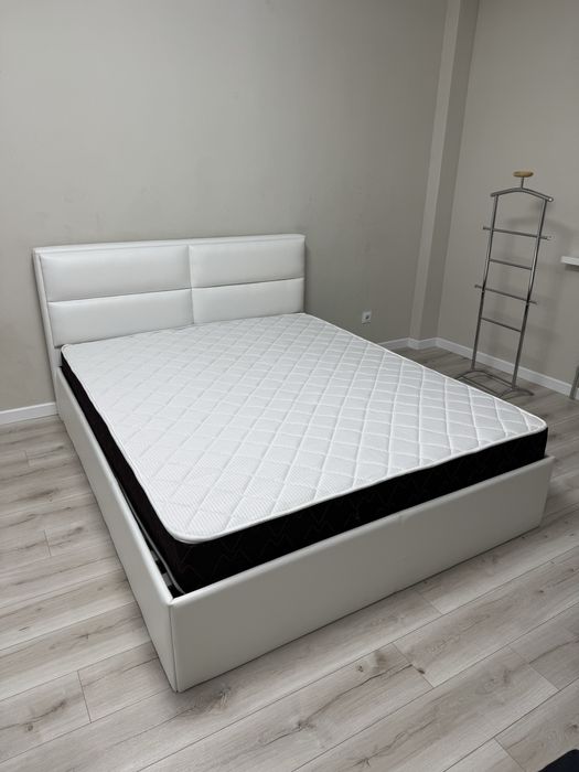 Двуспальная кровать с мартасом