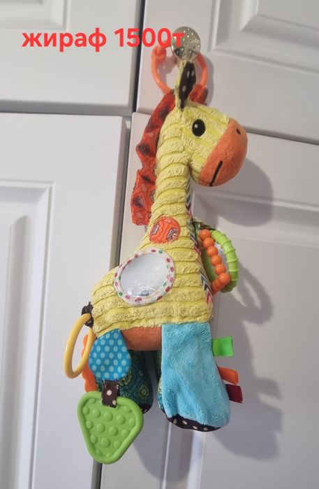 Продам  2 гитары детские и наборы машинок