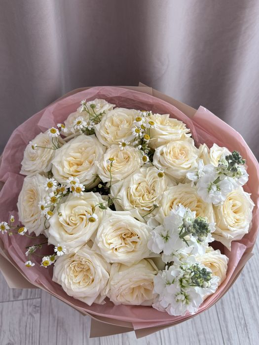 Цветы белые розы 21 шт