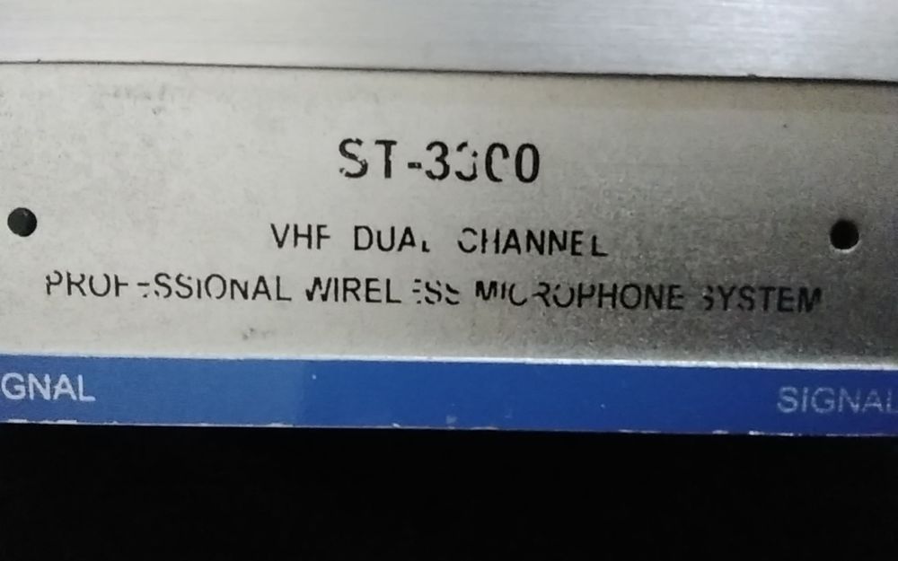 Радиомикрофон , адаптер,шнуры, кофр.