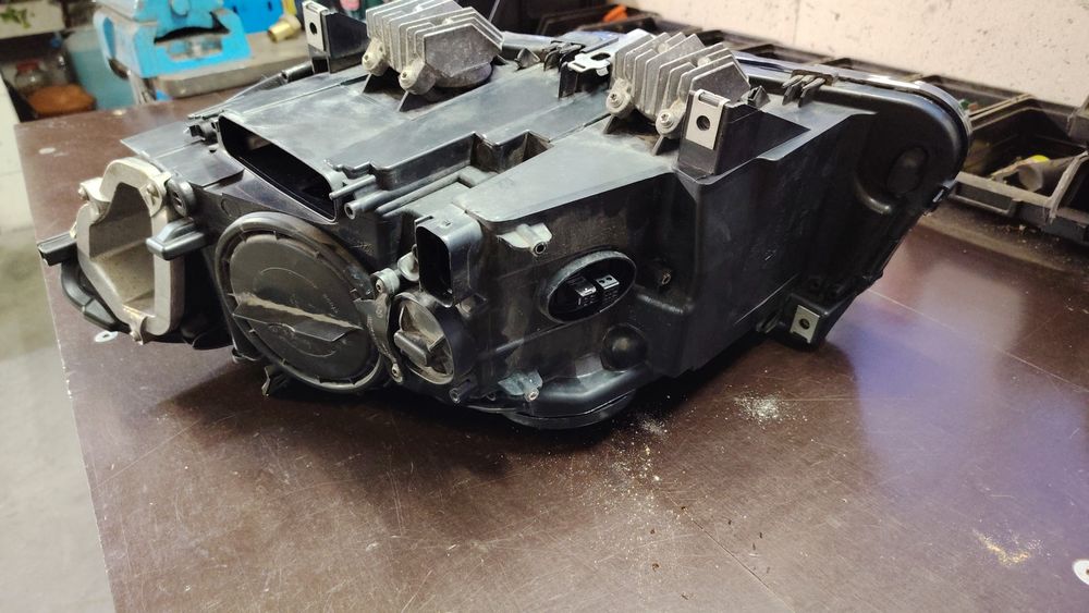 Far drepta bi-xenon adaptiv BMW F10 F11 Europa