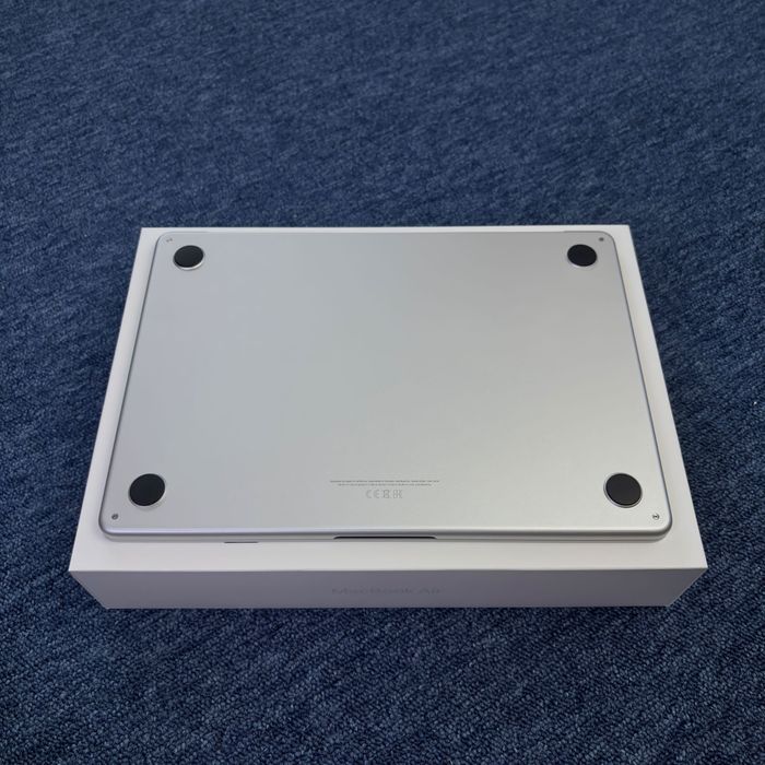 Macbook Air 13.6 M2 16GB RAM 256 GB Stocare Garantie 1 an, cu Toate Accesoriile incluse