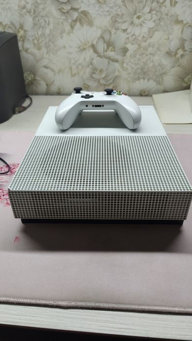 Xbox One S 1TB / 1 геймпад / 1 диск