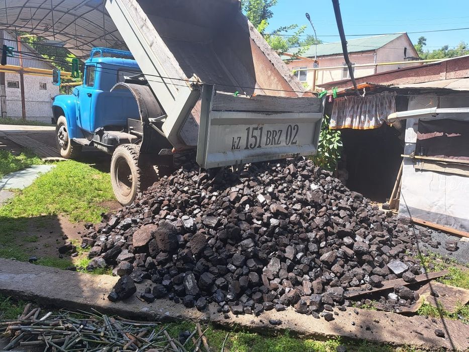 Зил самосвал. Отсев, сникерс доставка.