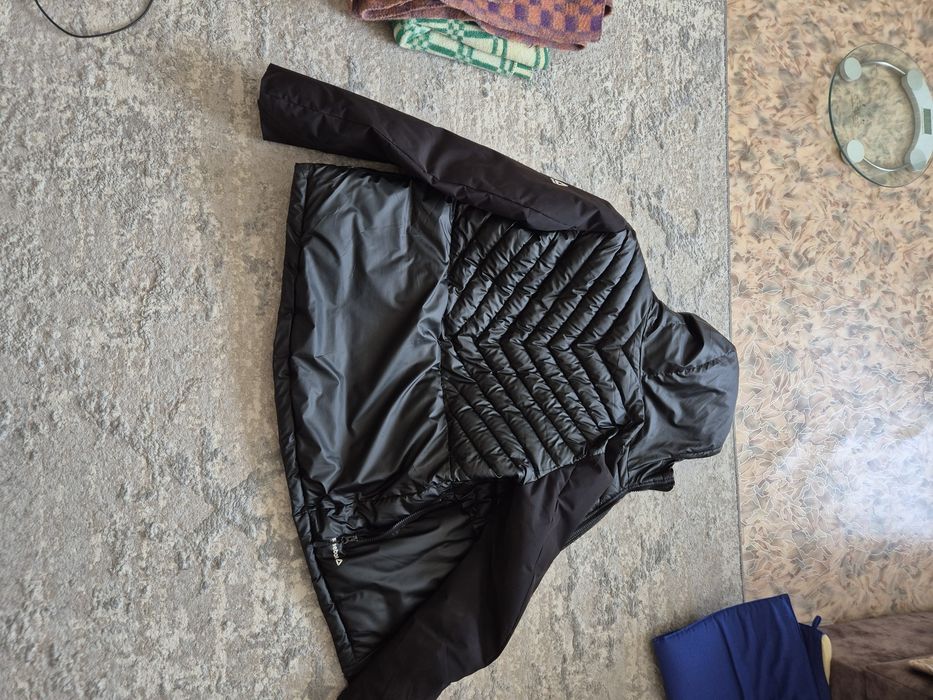 Продам мужскую куртку с капюшоном