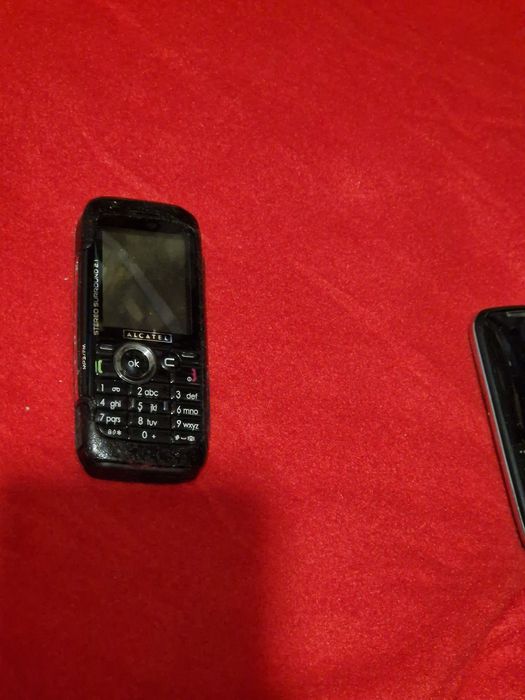 Telefon cu butoane Alcatel cu încărcător