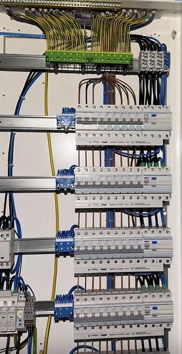 Electrician [ Electricitate la nivelul urmator ]