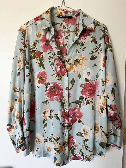 Сатенена риза на цветя