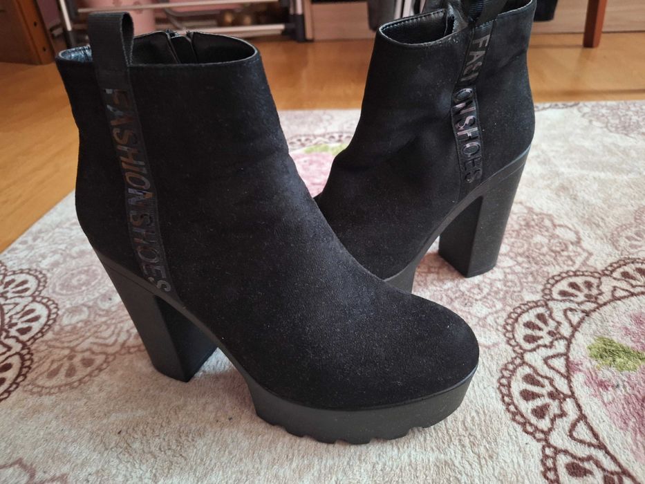 Боти на висок ток