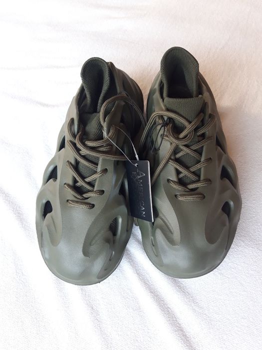 Нови обувки с чорап