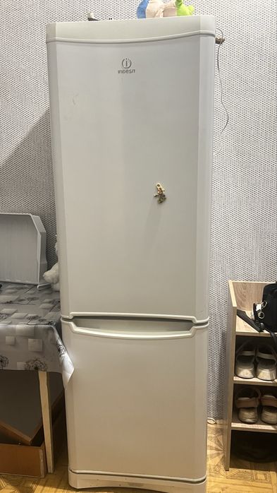 Продам холодильник индезит