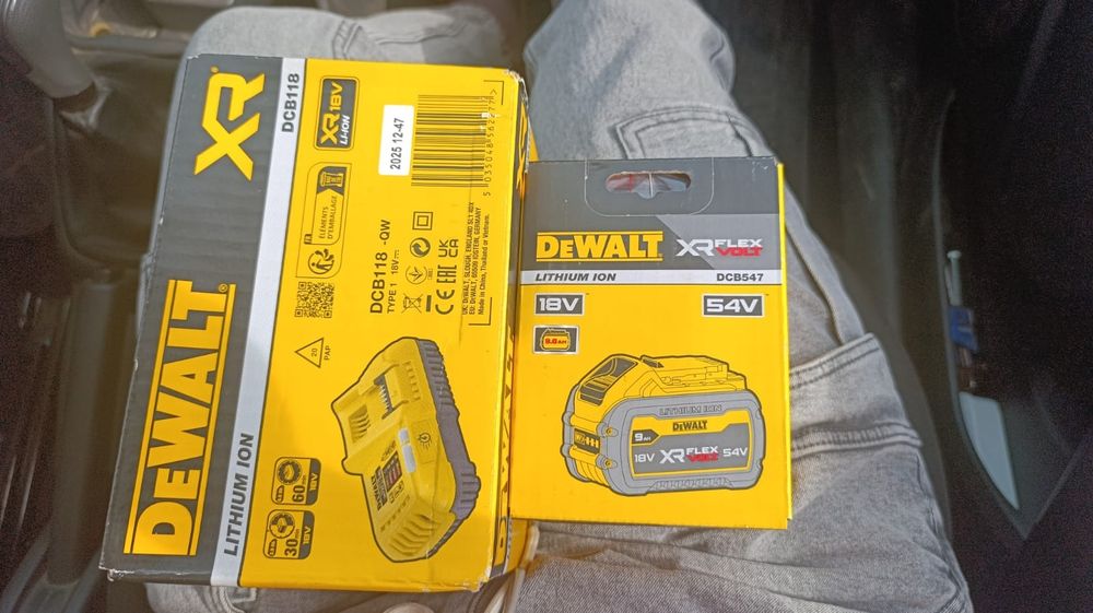 Аккумулятор и зарядник DeWalt.