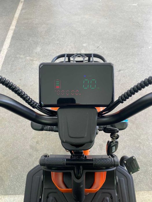 Уникална Триместна Триколка MaxMotors X1