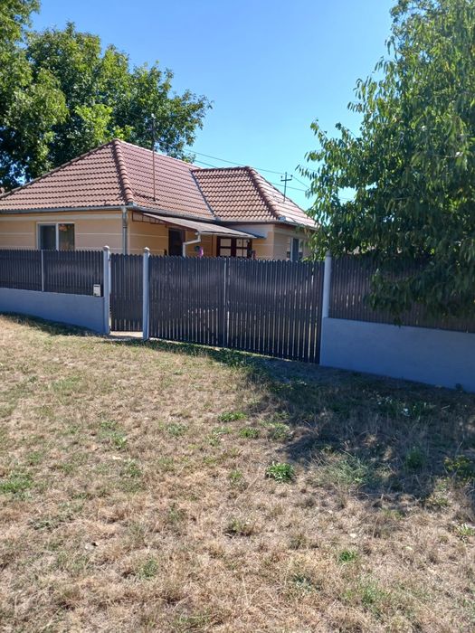 Vand casa la Fotoș