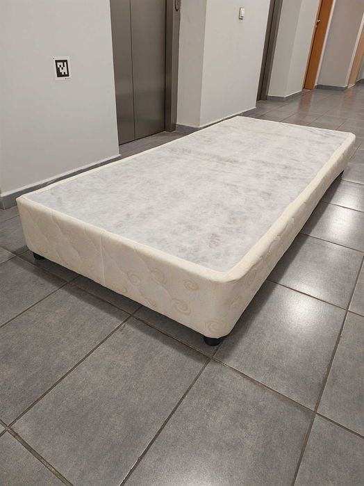 Основа за легло - 90/200/30см - с бял матрачен плат