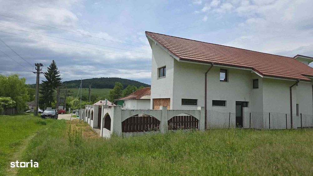 DE VÂNZARE! Proprietate Cu Arhitectură Unică Bunești Vâlcea 219.000 E