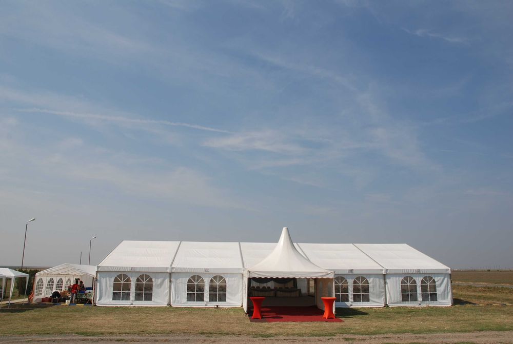 De Vanzare Mese Rotunde/Vand Pernute Scaune/Cort de Vanzare 8 sau 15 m