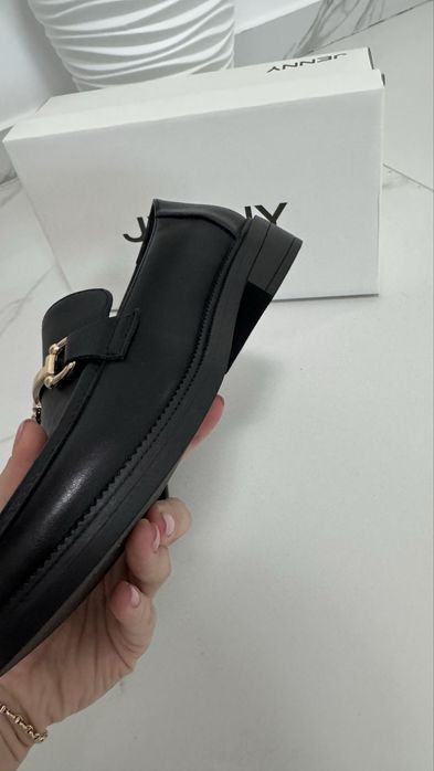 Mocasini Jenny cu accesoriu auriu