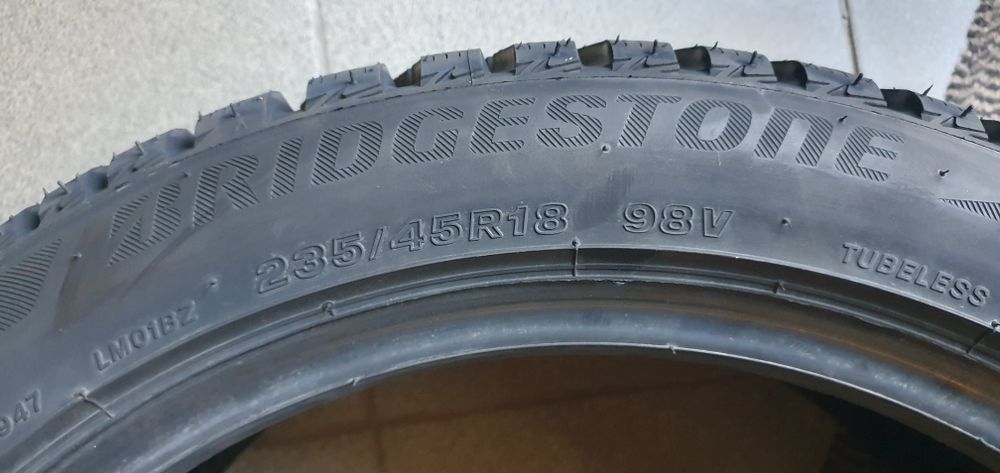 235 45 18 iarna Bridgestone Blizzak LM 001, noi