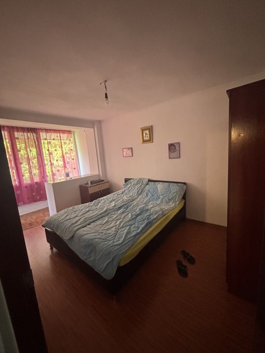 De vânzare apartament compus din  - 3 camere  - balcon închis complet  - bucătărie închisă  - centrala proprie ( gaz ) - semi mobilat  Info 0732871708