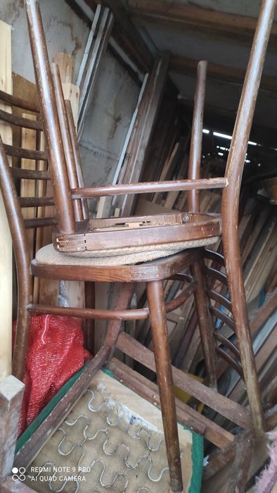 Стулья  и три кресла старые...