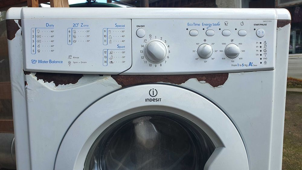 Продавам пералня Indesit за части.
