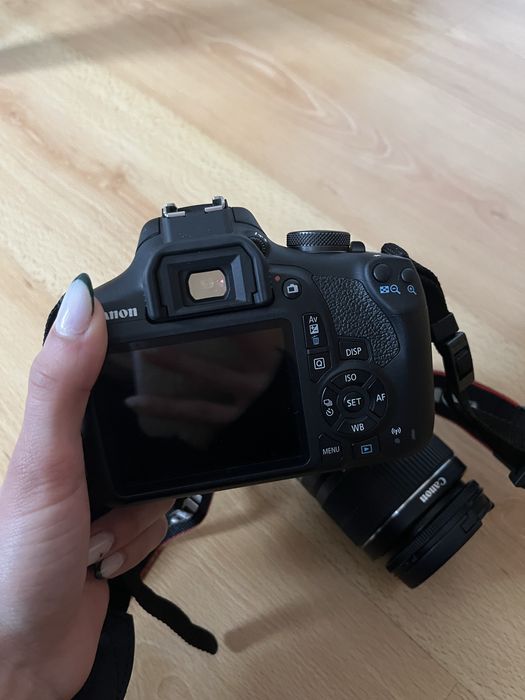 Фотоапарат eos Canon 2000d + обектив 18-55mm