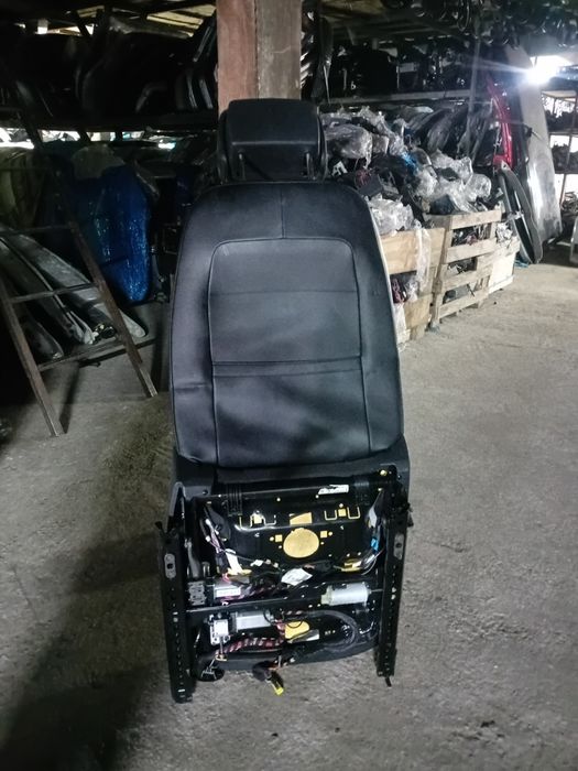 Переднее левое сиденье Volkswagen Passat B7