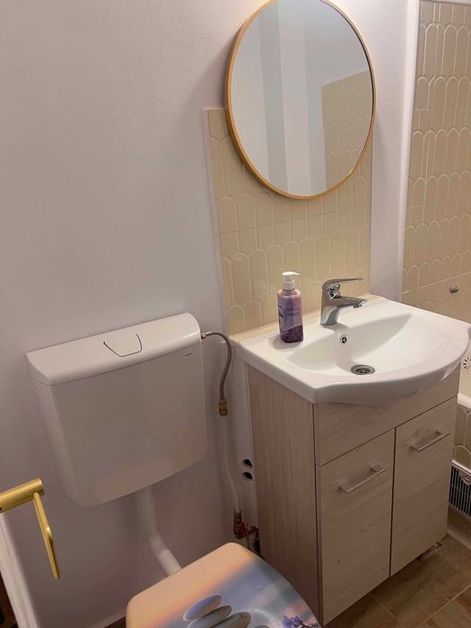 Vand garsoniera,confort 1,compusa din hol, baie, camera ,bucatarie si balcon izolat si inchis cu termopan ,etaj 4 ,str. Poetului, partial renovata,