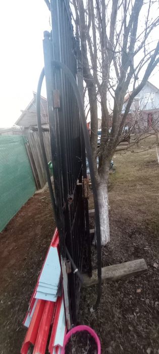 Vând porți din metal