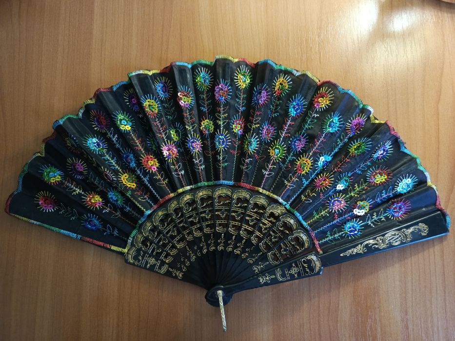 Продам яркий веер.