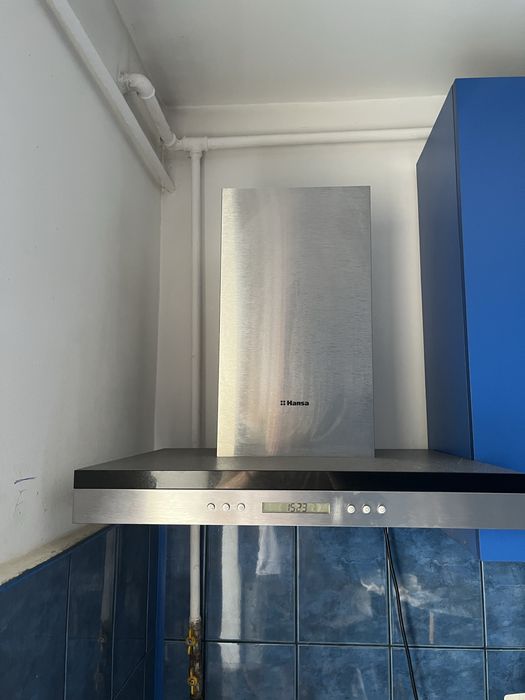Mobila de bucatarie completa , aragaz nu prea folosit , hota hansa, masa cu 4 scaune picioare de metal facuta pe comanda .