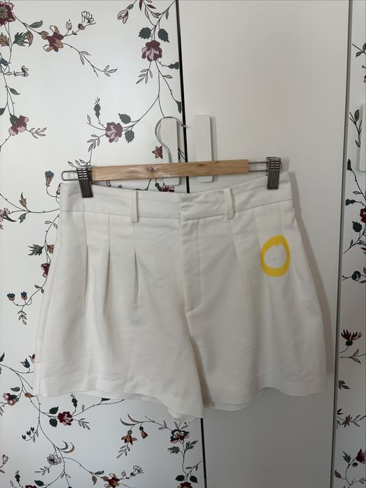 Нови къси дънкови панталони на H&M и бели къси панталони на Zara