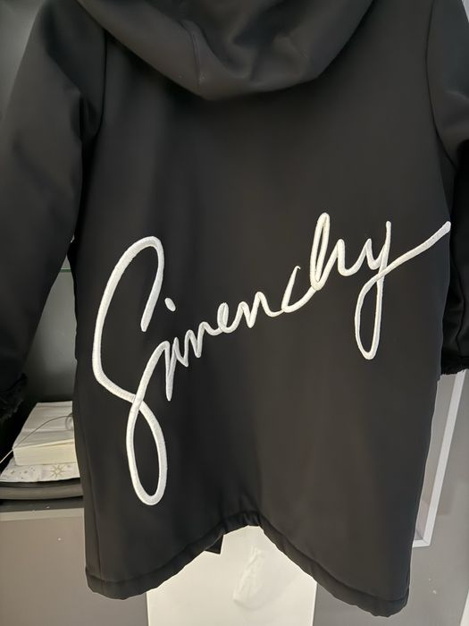 Детско яке Givenchy.