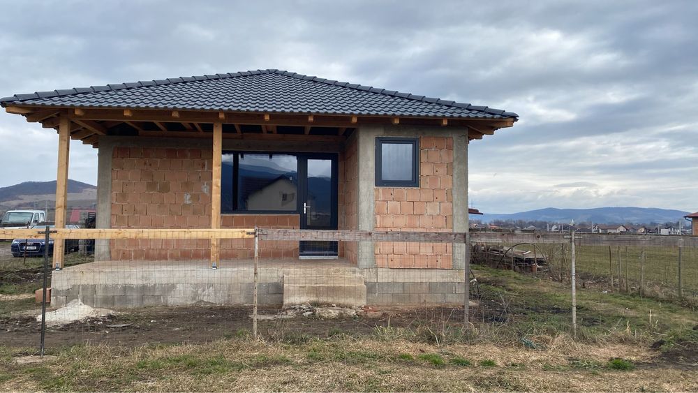 Casa la rosu in cartierul Orizont