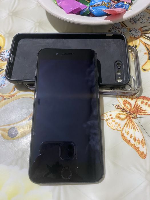 Продам айфон 7+