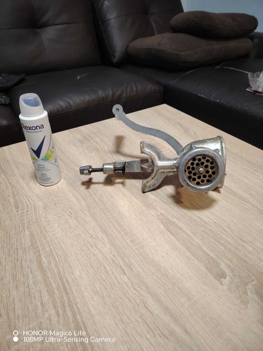 Порцеланов сервиз, месомелачка, ръчна машинка за мелене на домати,