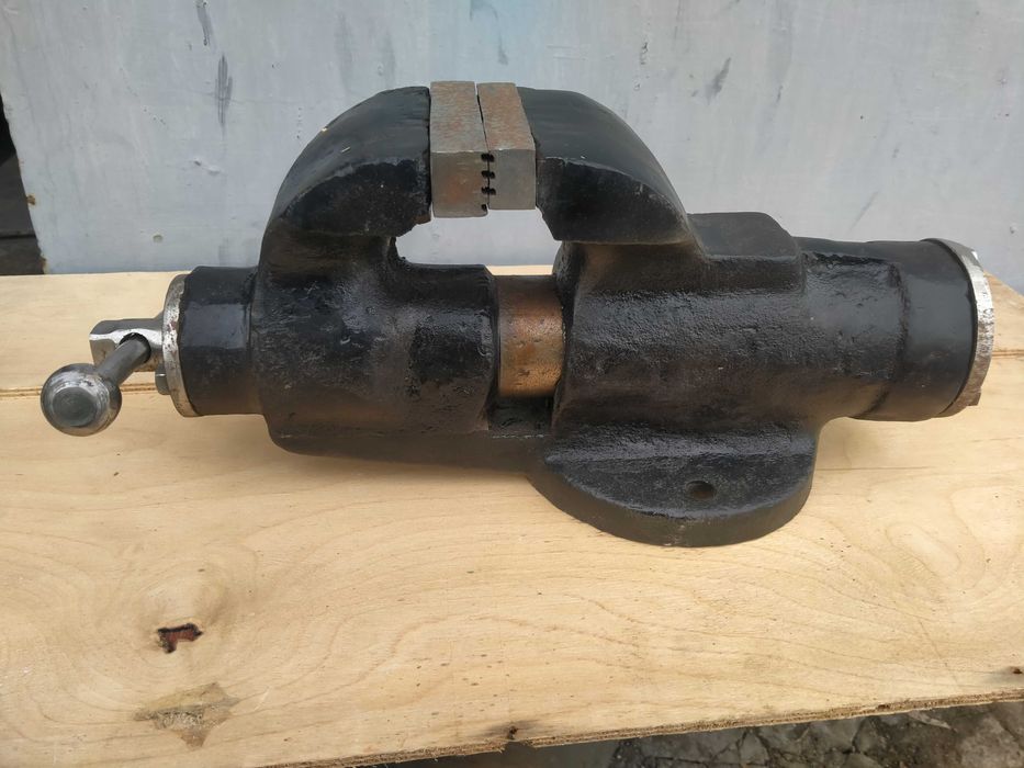 Тиски слесарные советские