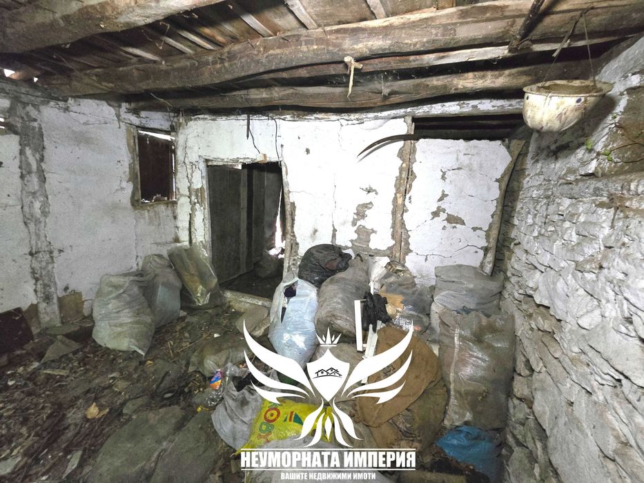 Продавам двуетажна стара къща 60РЗП с хубав двор 234кв. с.Лясково