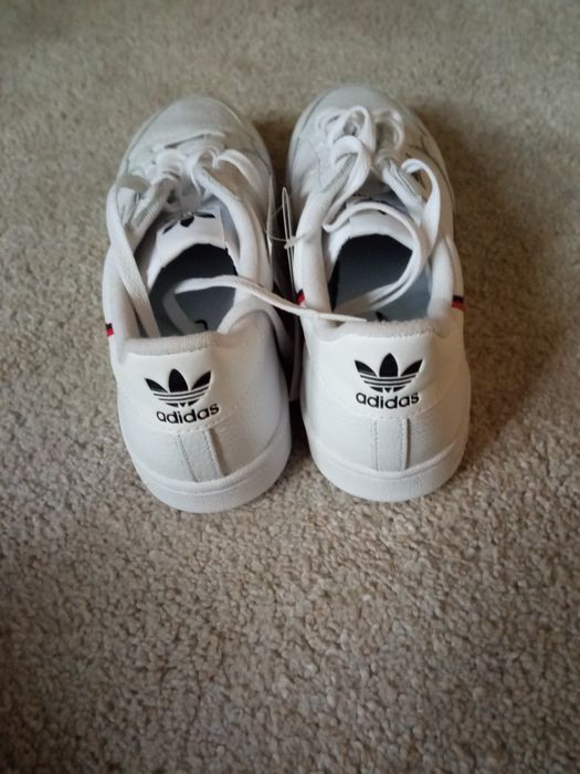 Чисто нови обувки ADIDAS