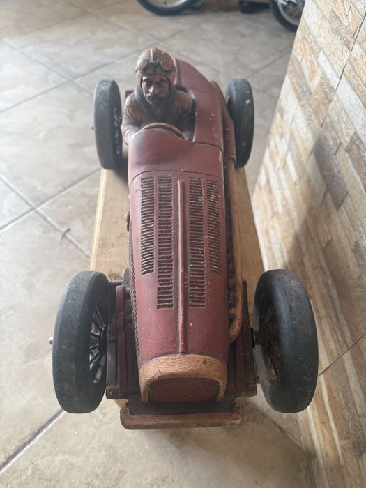 Masina bugatti veche din lemn