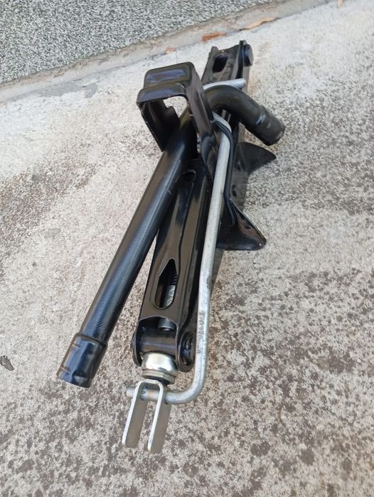 Vând roată de rezervă Duster R 16 noua și Cric pt Duster