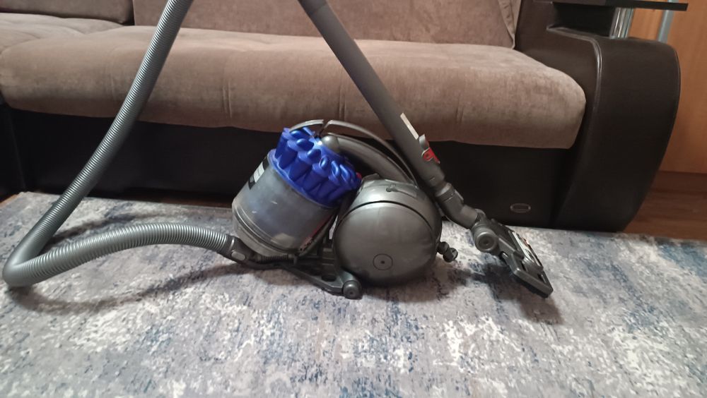 Пылесос Dyson б/у в отличном состоянии.