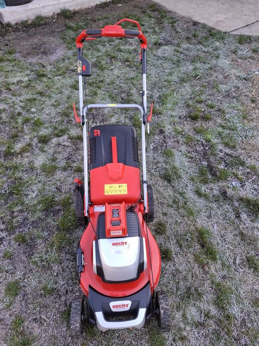 Hecht pe acumulator, mașina de tuns gazon