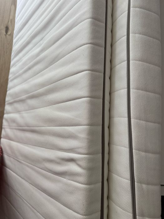 Vand doua saltele Ikea 80x200x13 cm, husa detasabila si lavabila, stare foarte buna.