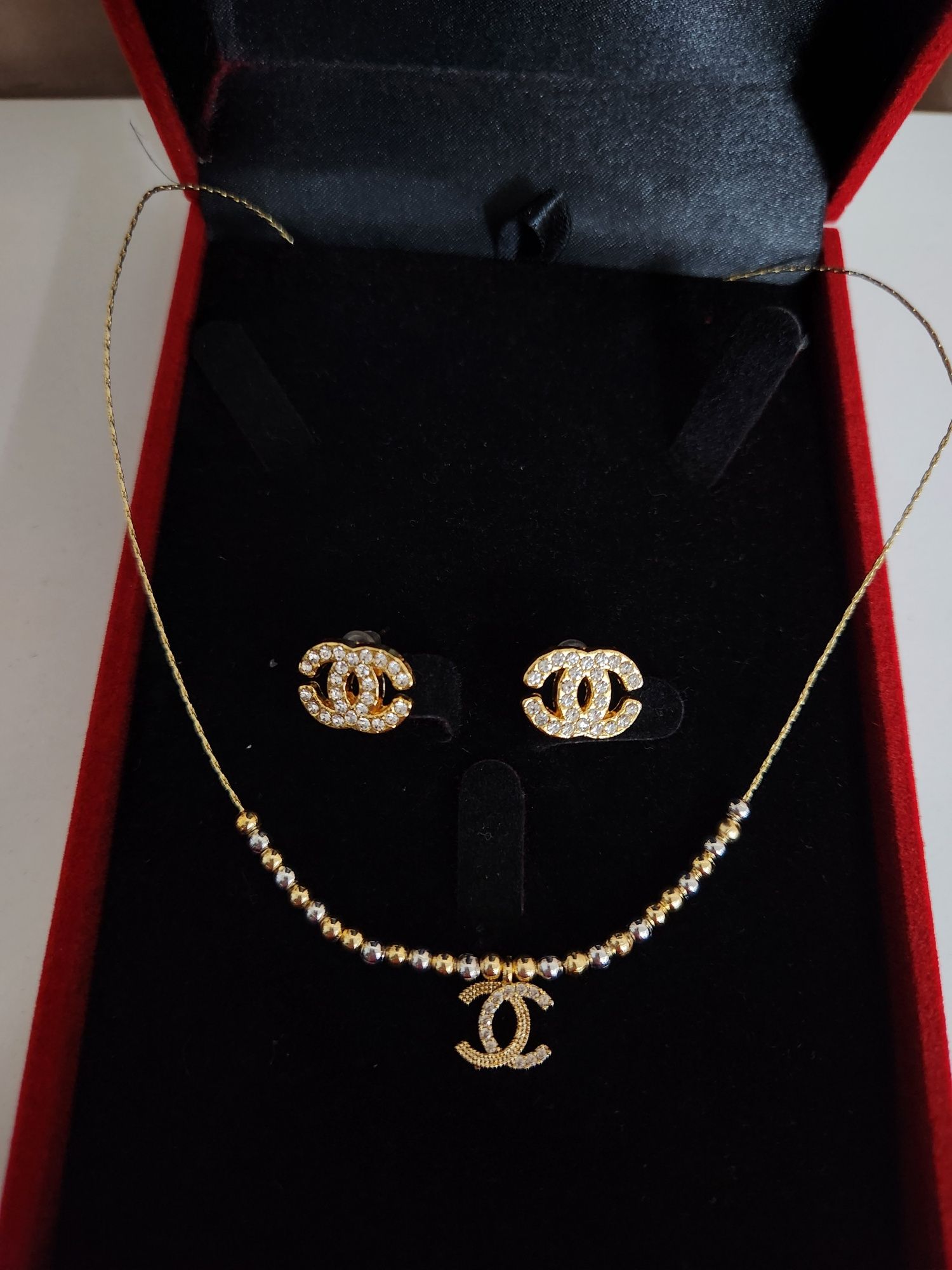 Make way Re-paste Shipping Set bijuterii cercei si colier! Chanel ! Dobroesti • OLX.ro